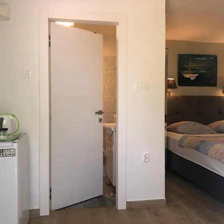 Double With Bathroom, Wifi, Airco, Parking, Washing Machine, Grill Homestay Medulin